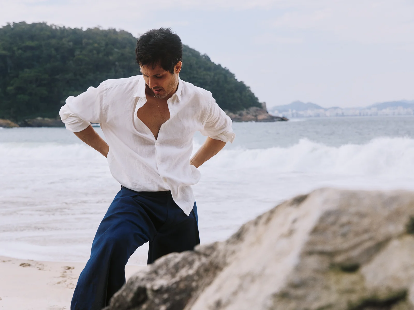 Foxton e Romulo Estrela levam seda e novas silhuetas à moda masculina