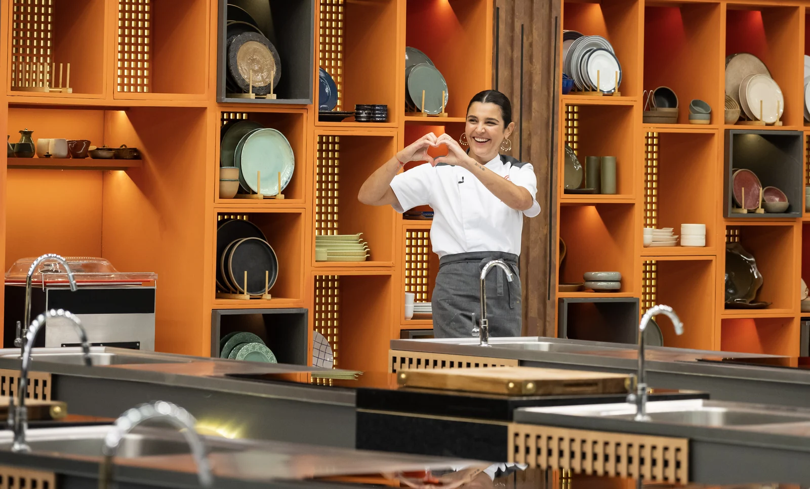 Helena deixa o MasterChef Profissionais após excesso de sal