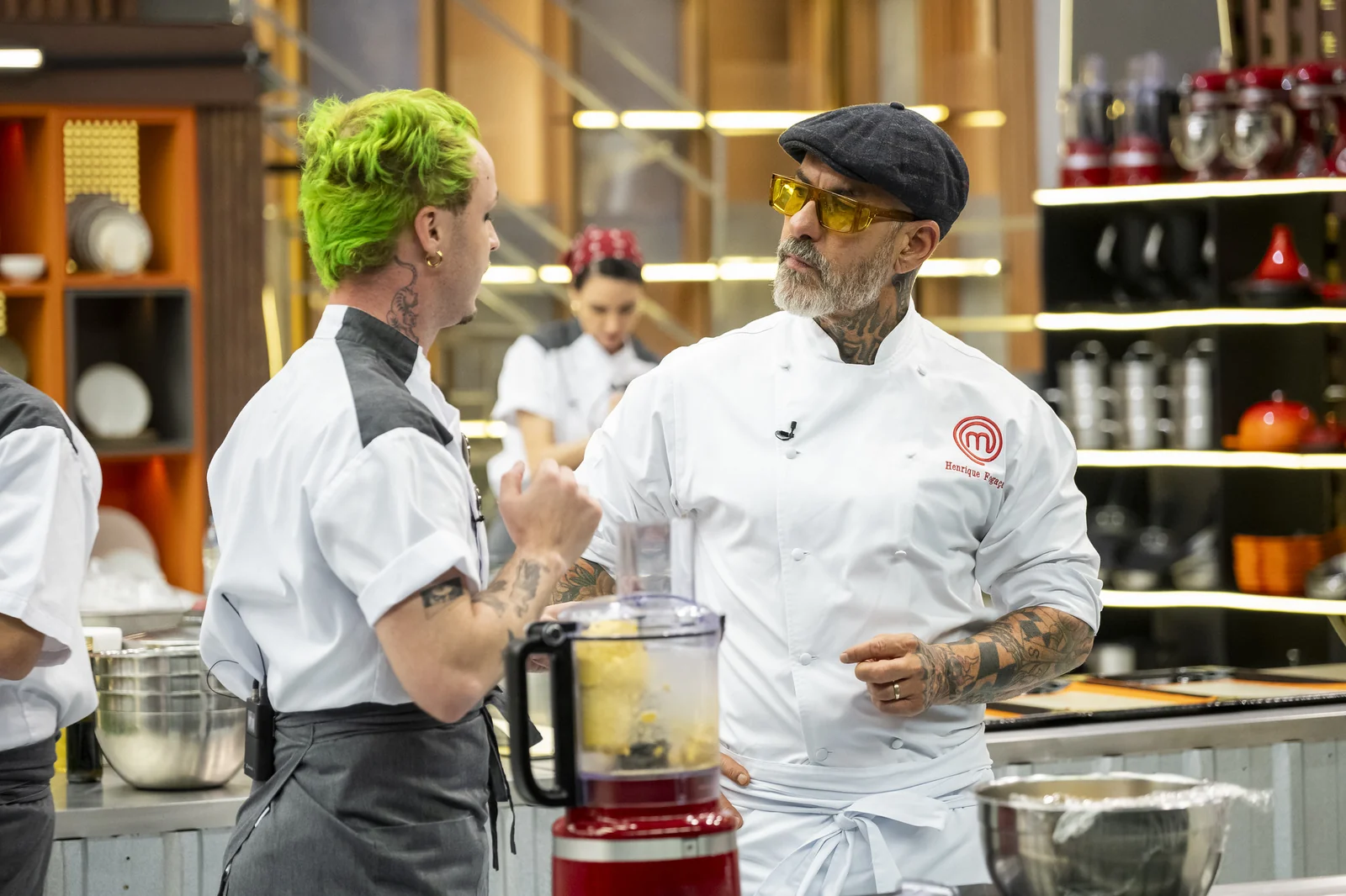 Henrique Fogaça exige perfeição em prova de serviço no MasterChef 1 Henrique Fogaça exige perfeição em prova de serviço no MasterChef
