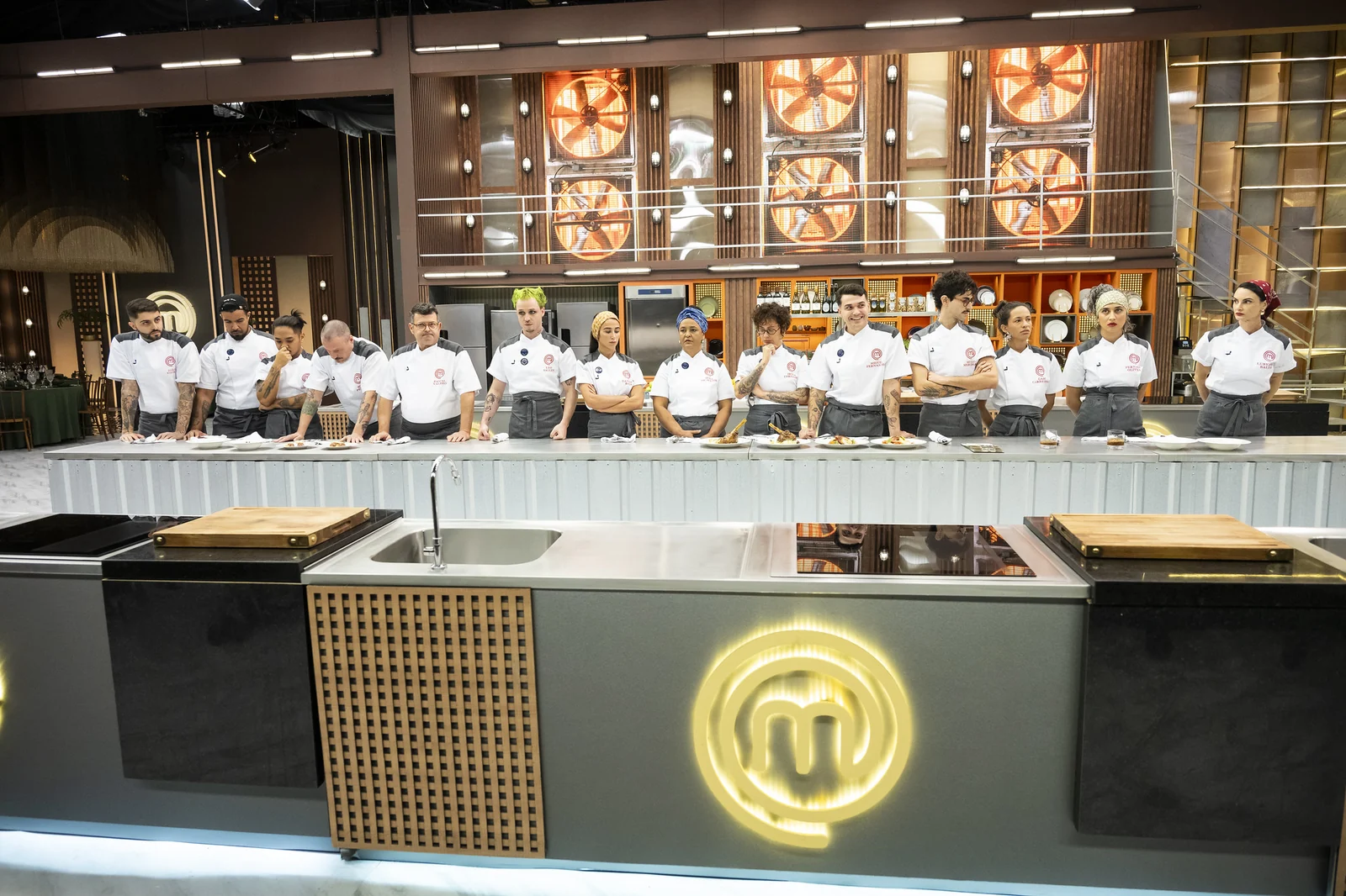 Henrique Fogaça exige perfeição em prova de serviço no MasterChef 3 Henrique Fogaça exige perfeição em prova de serviço no MasterChef