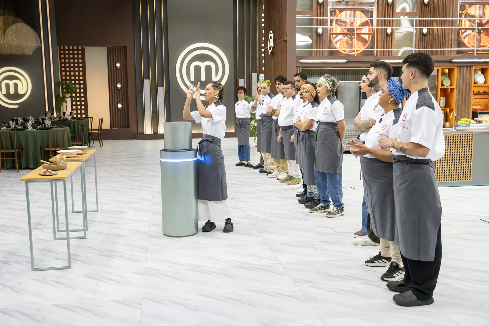 Henrique Fogaça exige perfeição em prova de serviço no MasterChef 4 Henrique Fogaça exige perfeição em prova de serviço no MasterChef