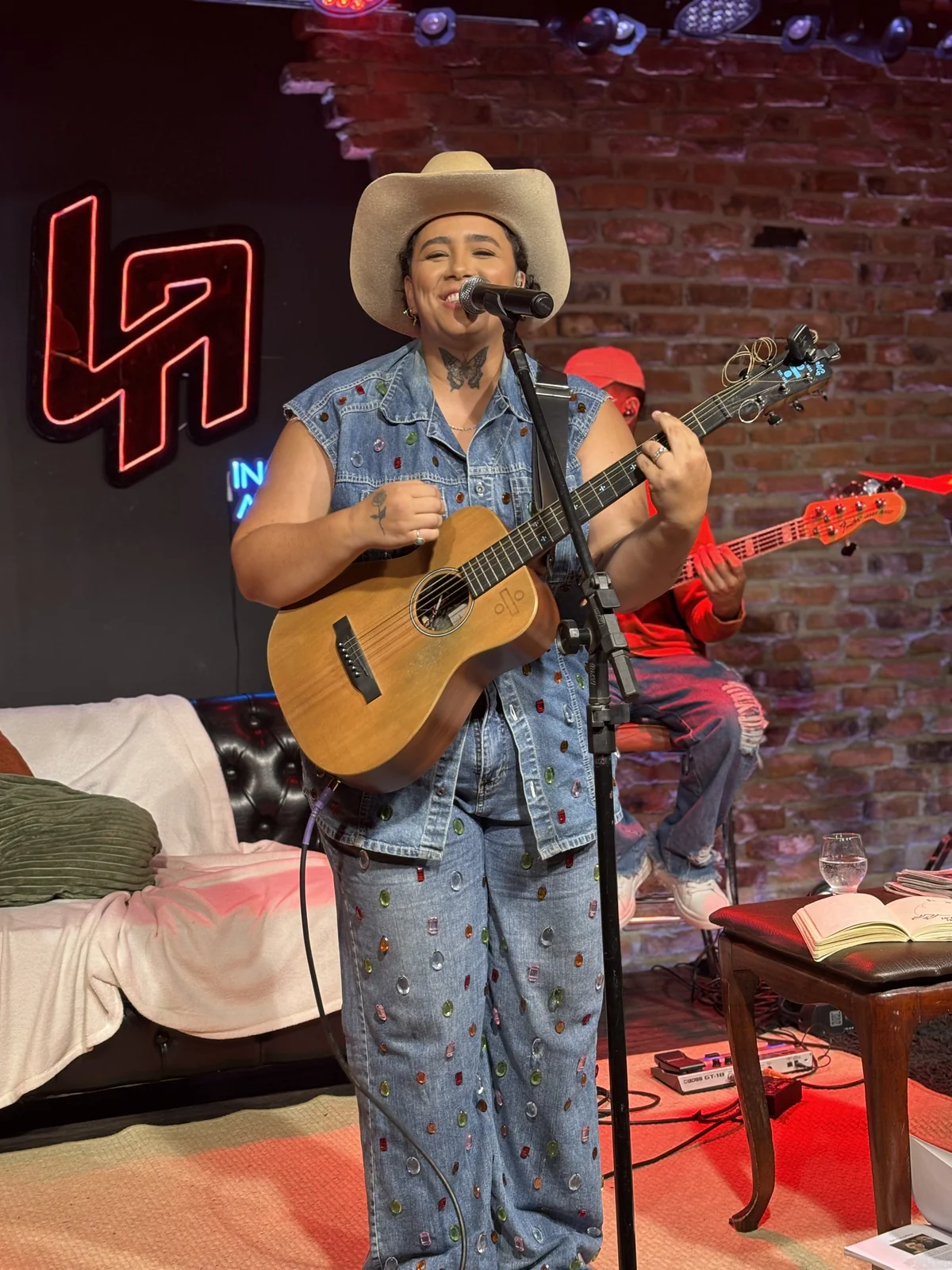 Ingrid Muller leva show de sertanejo gratuito ao West Shopping