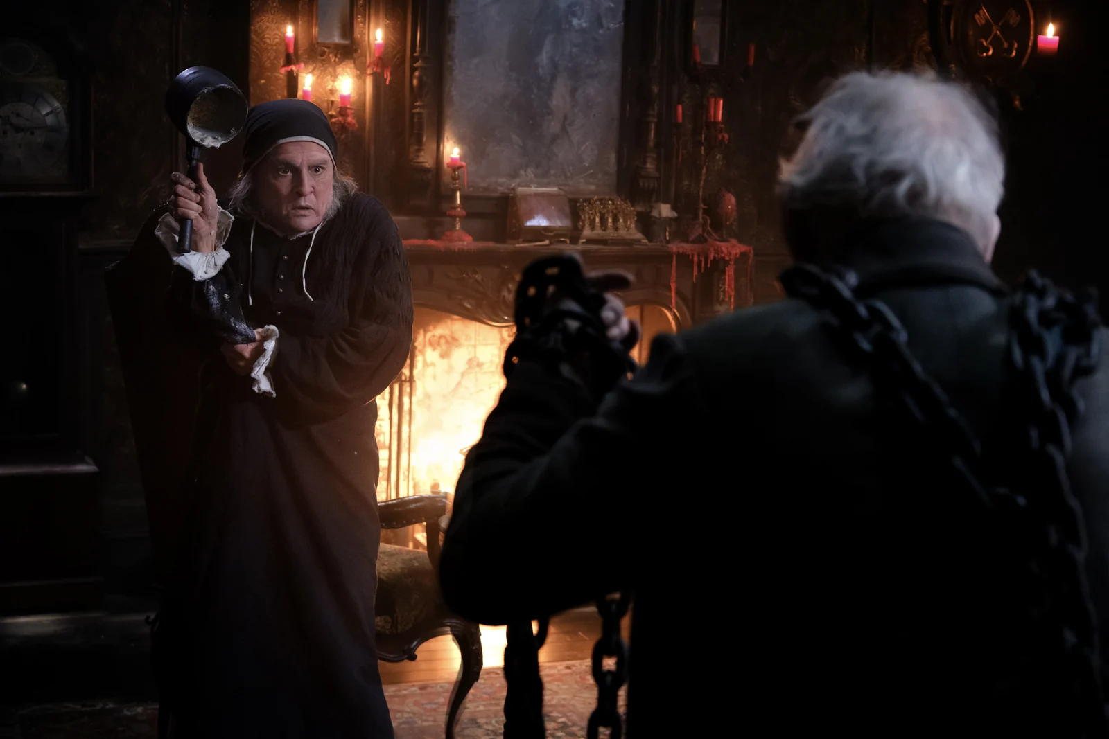 Johnny Depp surge irreconhecível em Ebenezer e os Fantasmas do Natal