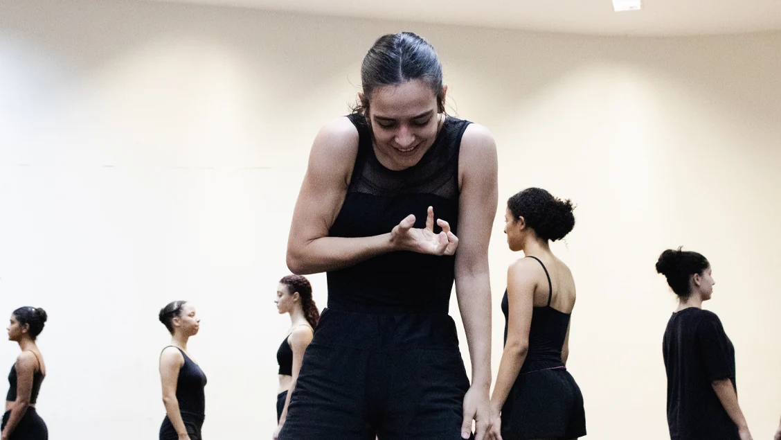 Libras orienta movimentos em novo espetáculo de dança contemporânea