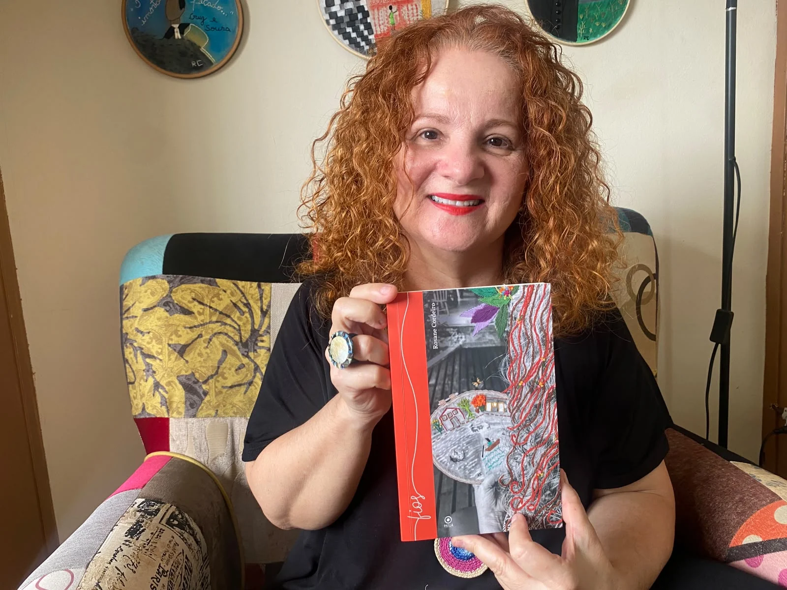 Livro transforma cicatrizes e envelhecimento feminino em poesia