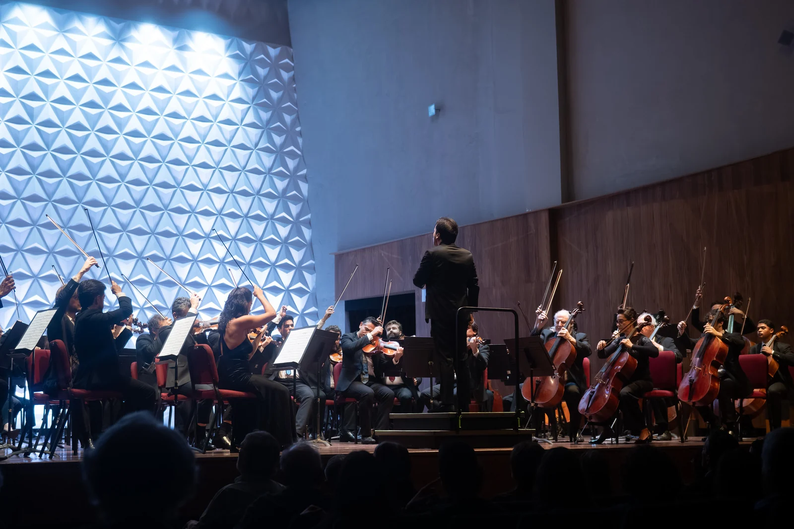 Marcelo Lehninger rege a OSB em concerto dedicado a Schumann e Brahms