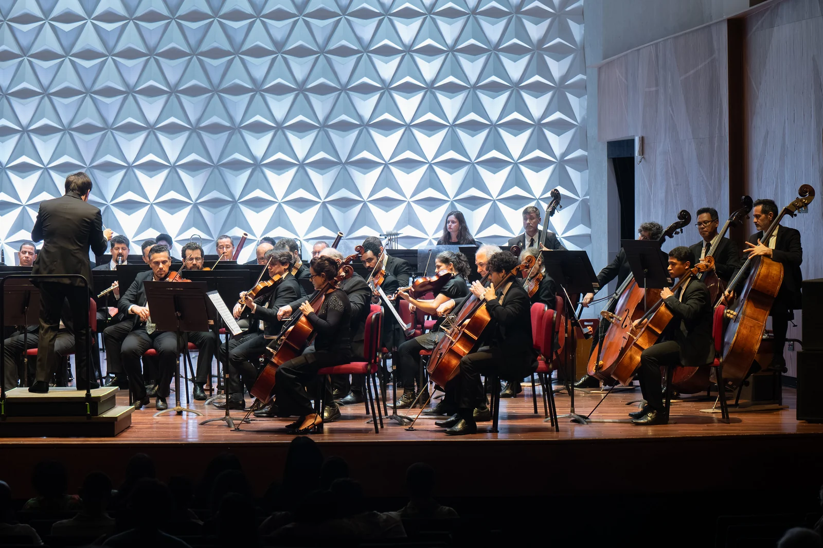 Marcelo Lehninger rege a OSB em concerto dedicado a Schumann e Brahms