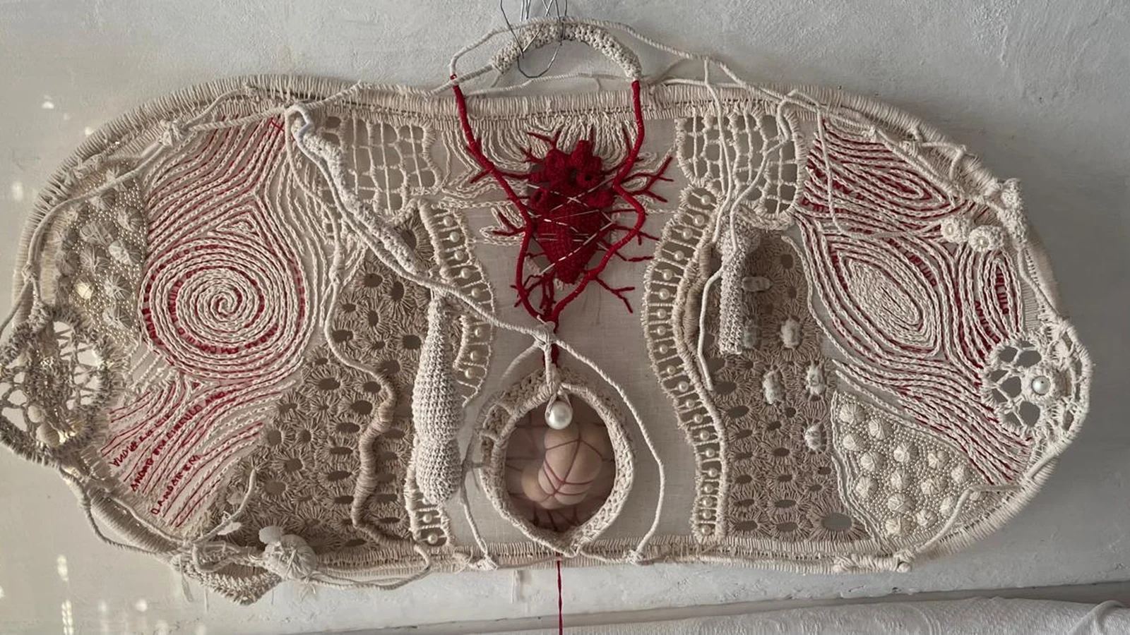 marlene barros transforma tecnicas domesticas em arte no ccbb sp featured