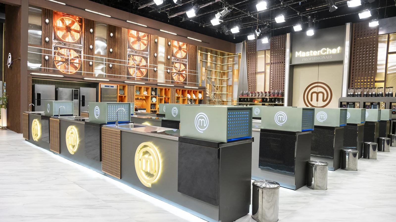 masterchef profissionais testa chefs com cabecas de frango e vinho featured