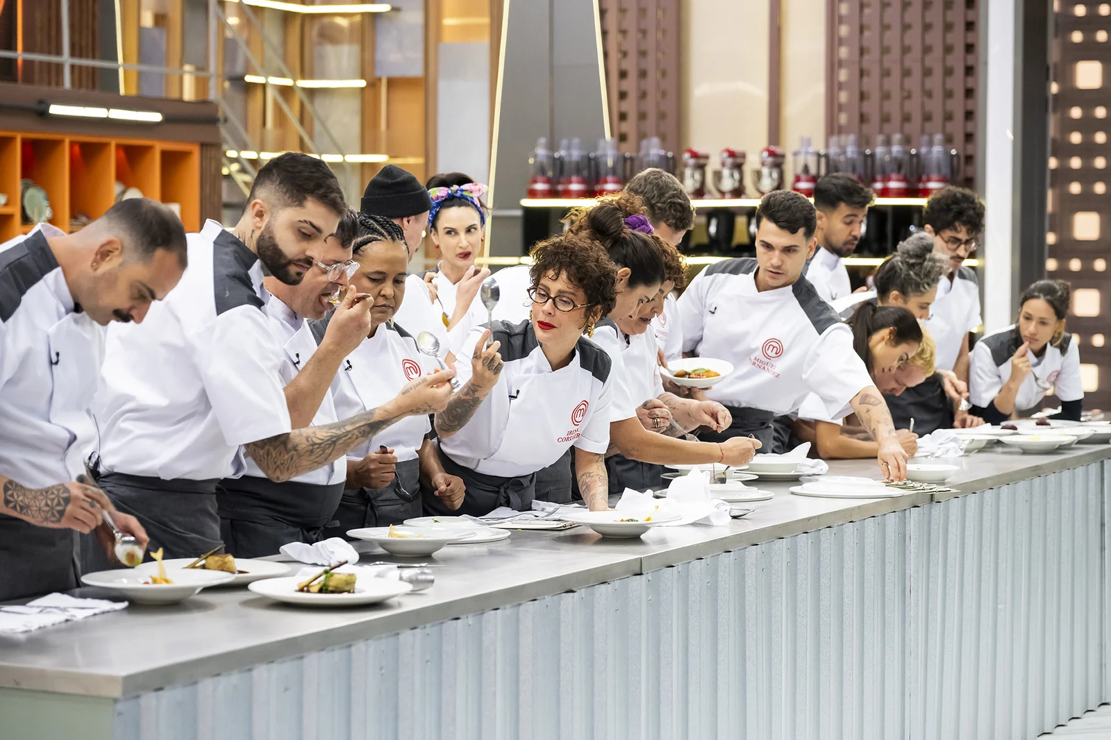 MasterChef Profissionais volta com guerra entre ex-participantes