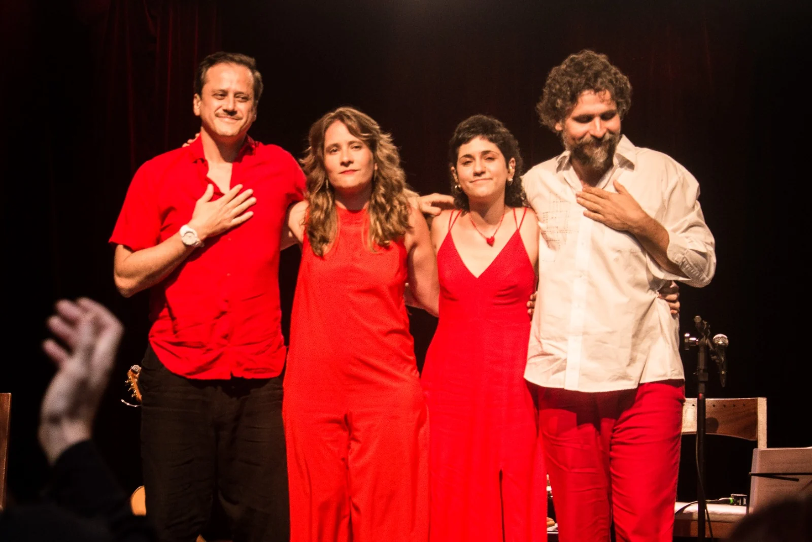 Netas de Chico Buarque emocionam palco do Teatro Rival