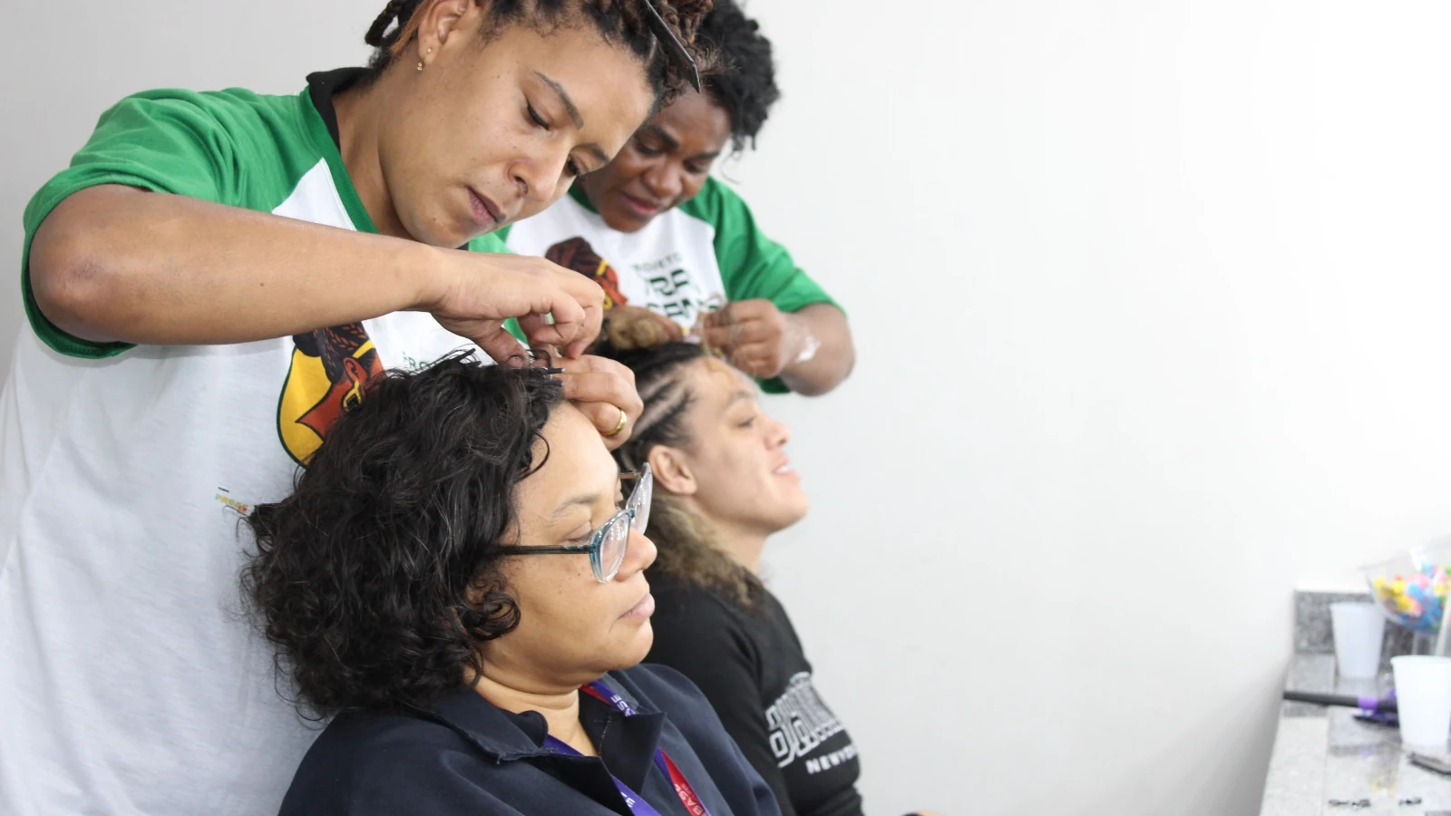 novo salao comunitario oferece trancas afro gratuitas na zona norte featured