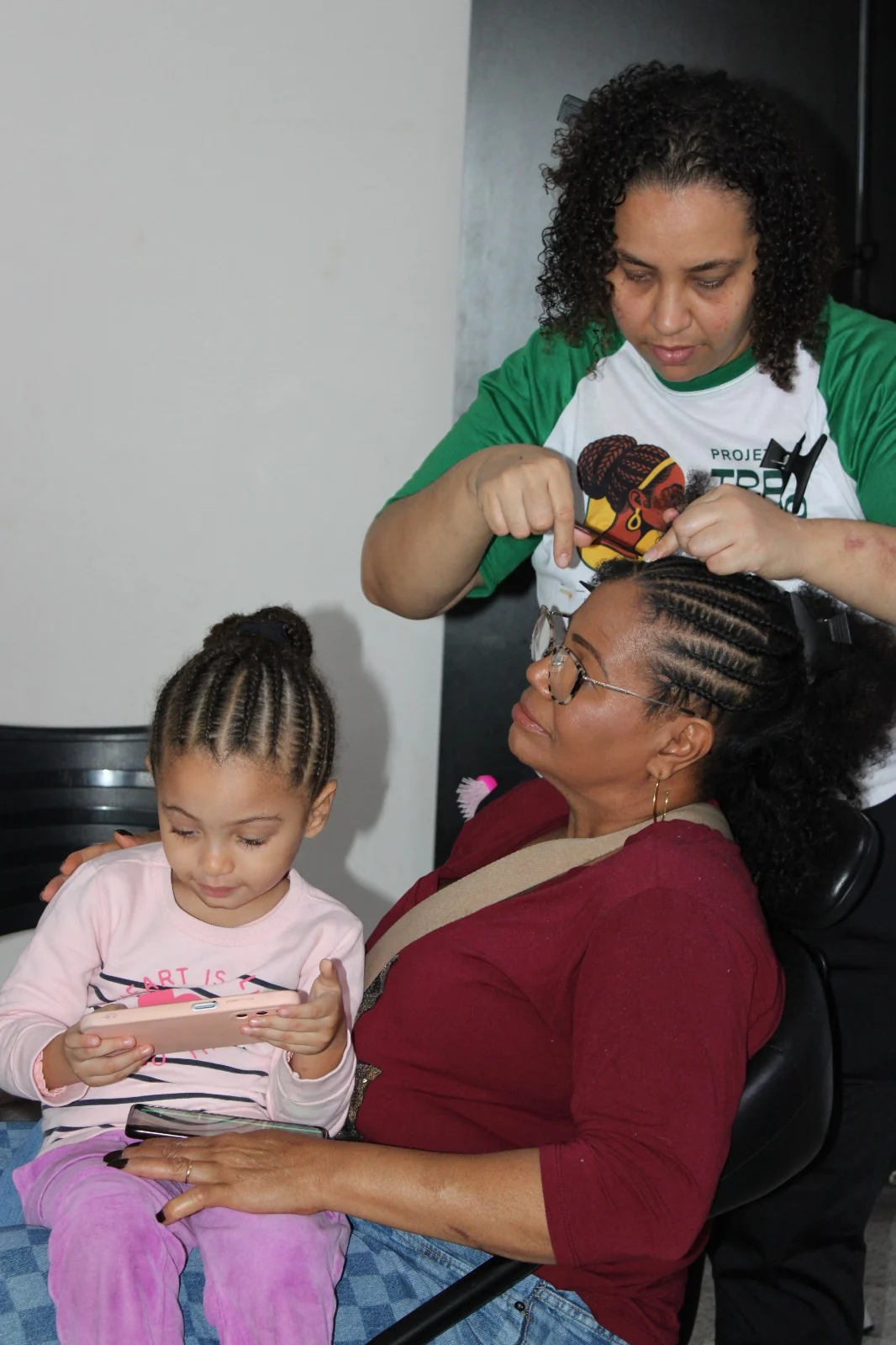 Novo salão comunitário oferece tranças afro gratuitas na Zona Norte