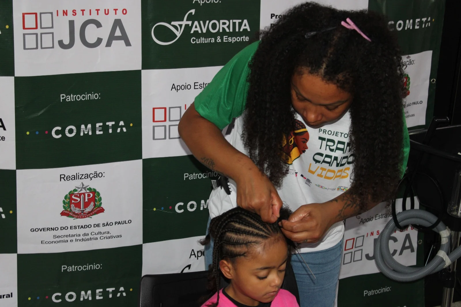 Novo salão comunitário oferece tranças afro gratuitas na Zona Norte