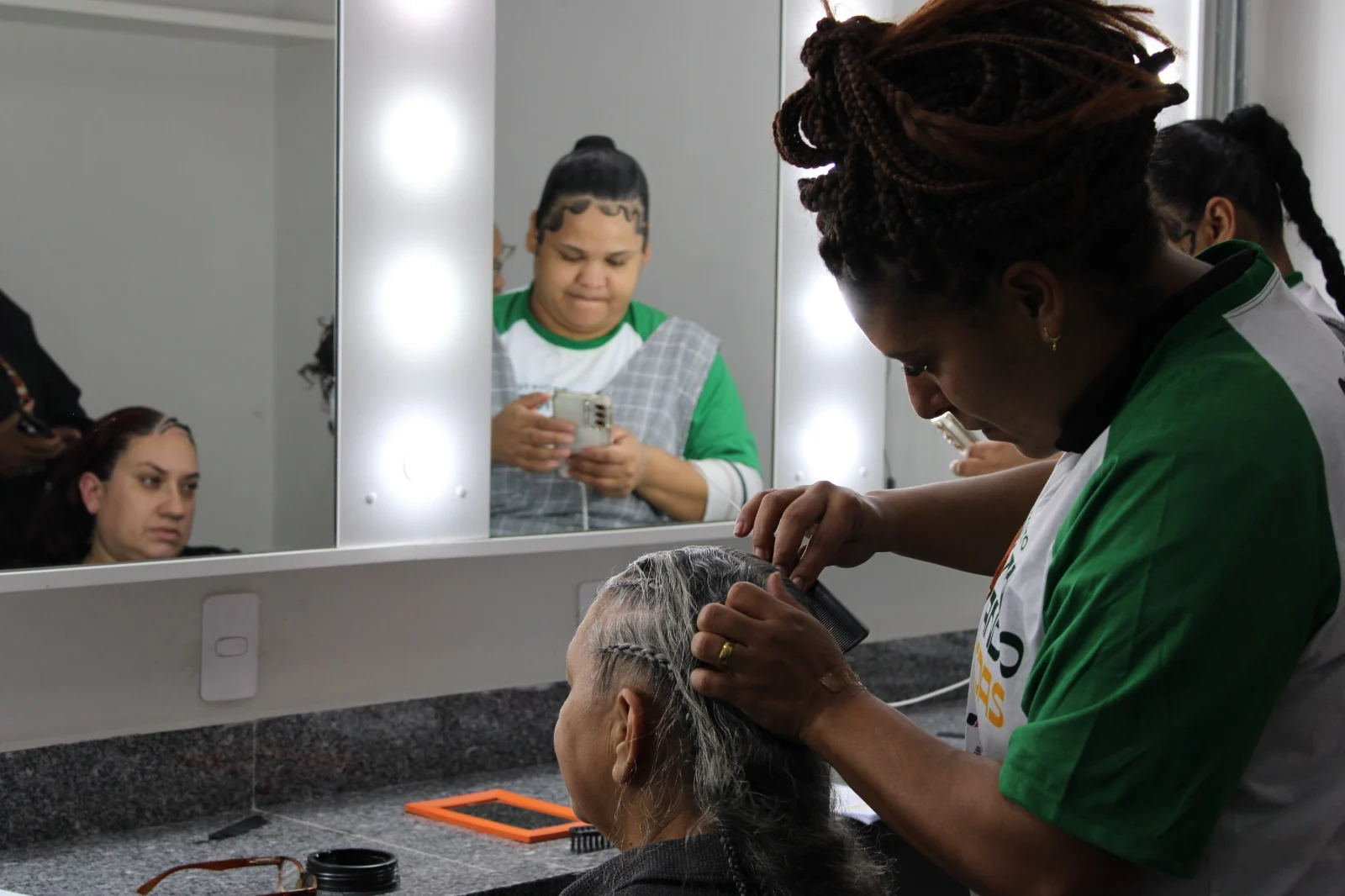 Novo salão comunitário oferece tranças afro gratuitas na Zona Norte