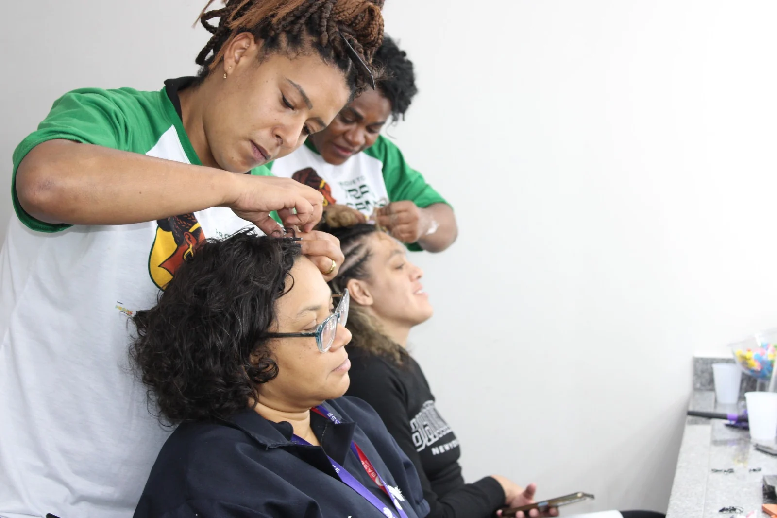 Novo salão comunitário oferece tranças afro gratuitas na Zona Norte