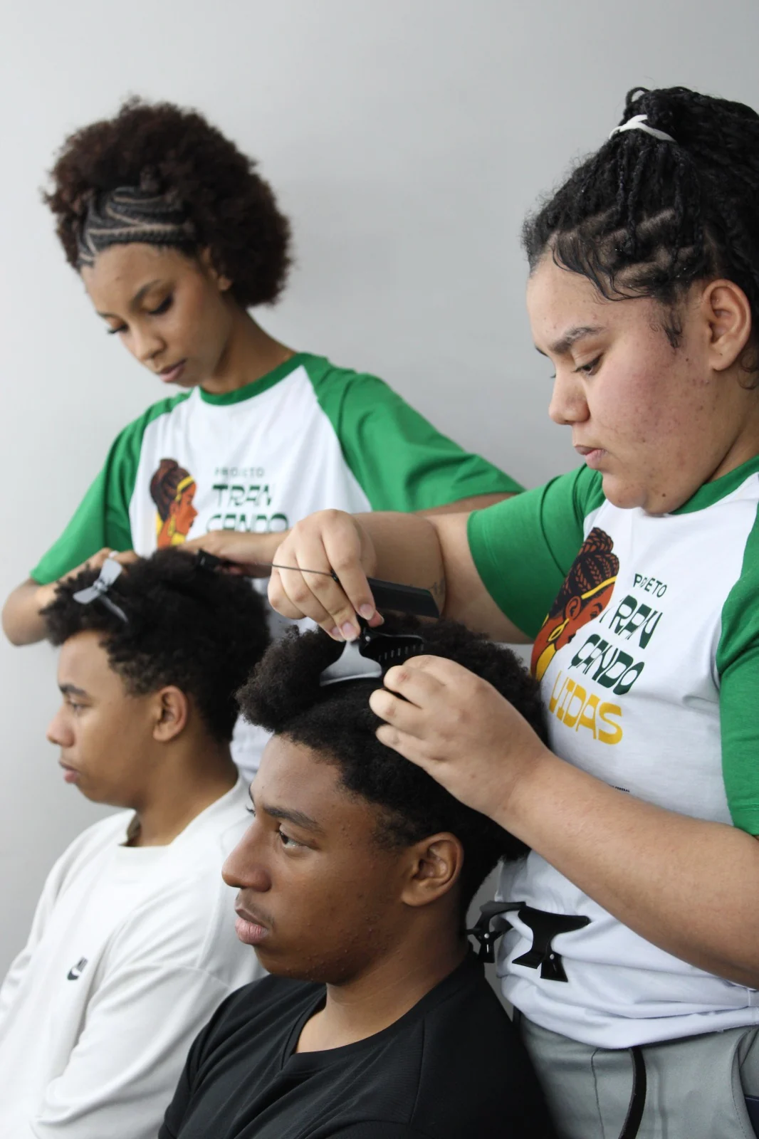 Novo salão comunitário oferece tranças afro gratuitas na Zona Norte