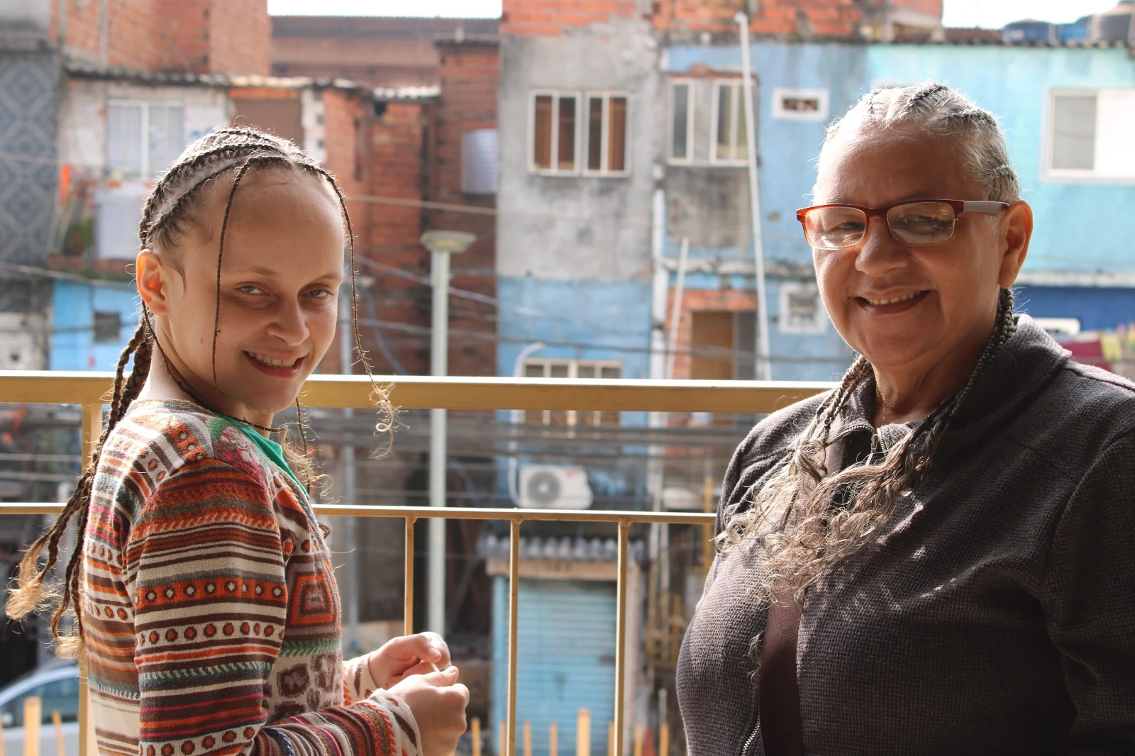 Novo salão comunitário oferece tranças afro gratuitas na Zona Norte