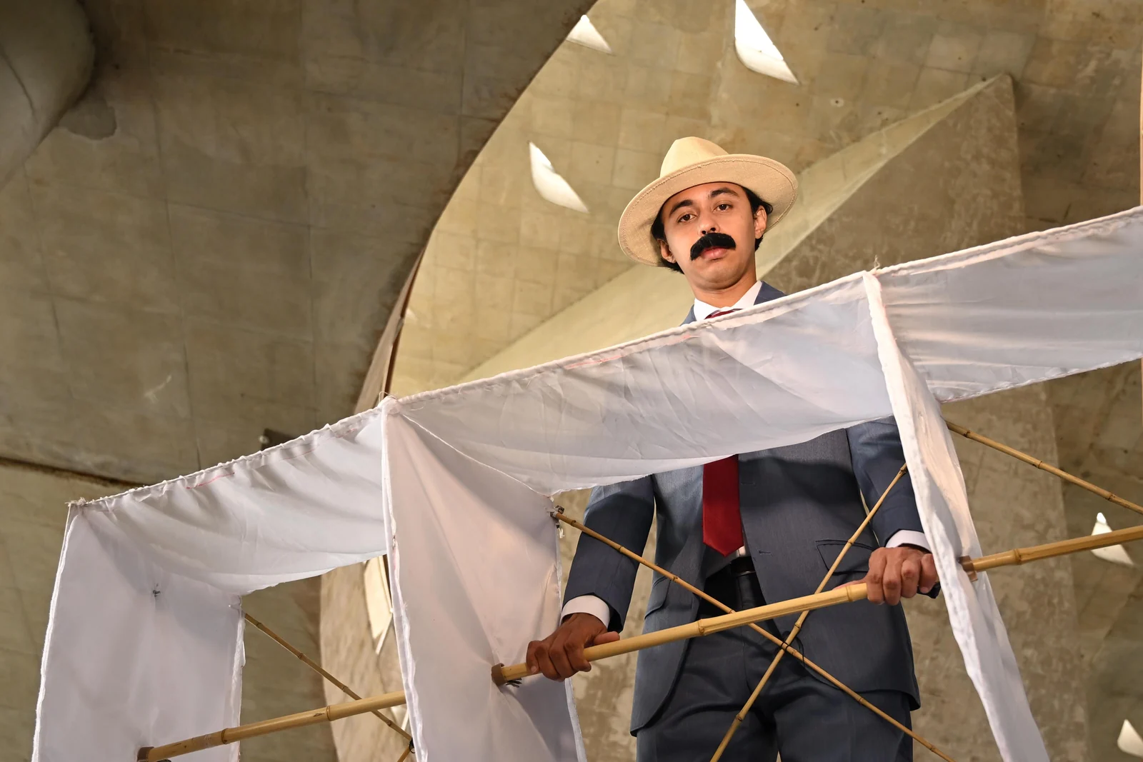 Ópera de Cyro Delvizio revela o homem por trás de Santos Dumont