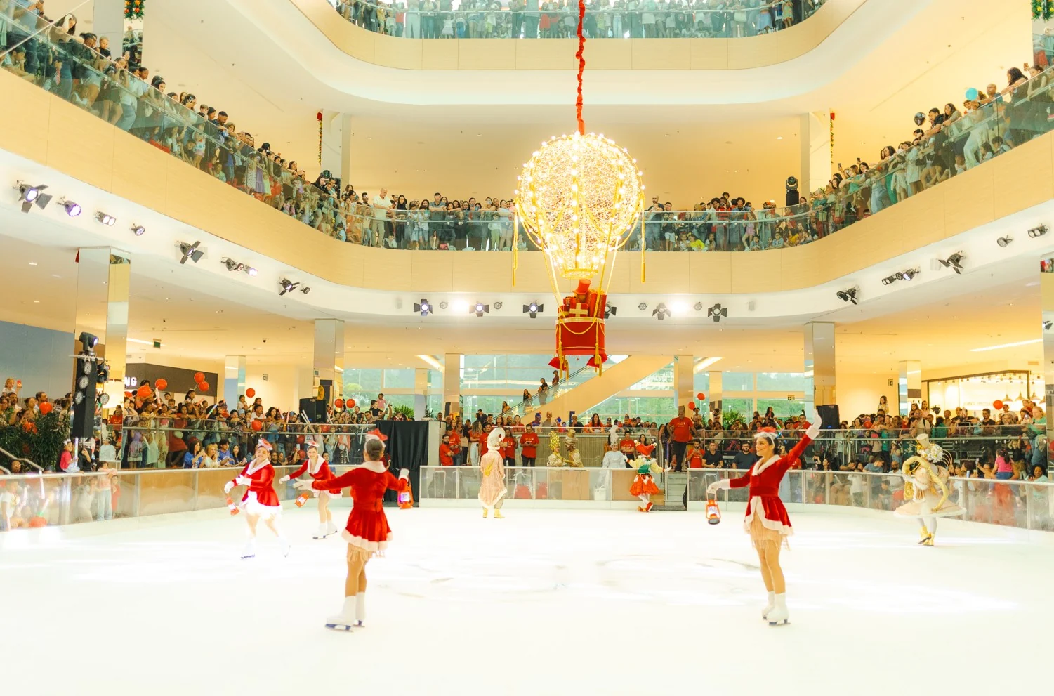 ParkJacarepaguá celebra 5 anos com show no gelo e sorteio de carros