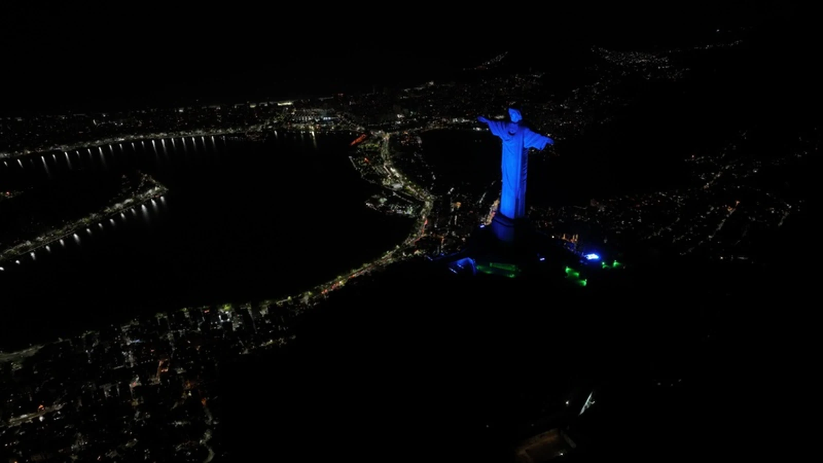 pontos turisticos do rio ganham luz azul pelos 10 anos do aquario featured