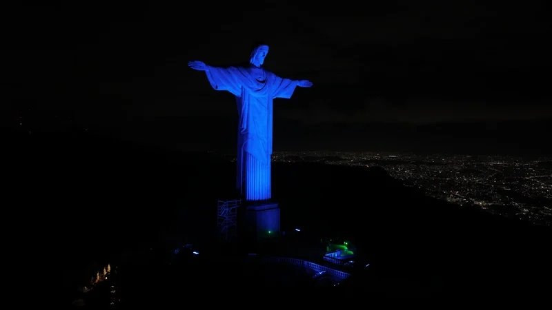 Pontos turísticos do Rio ganham luz azul pelos 10 anos do AquaRio