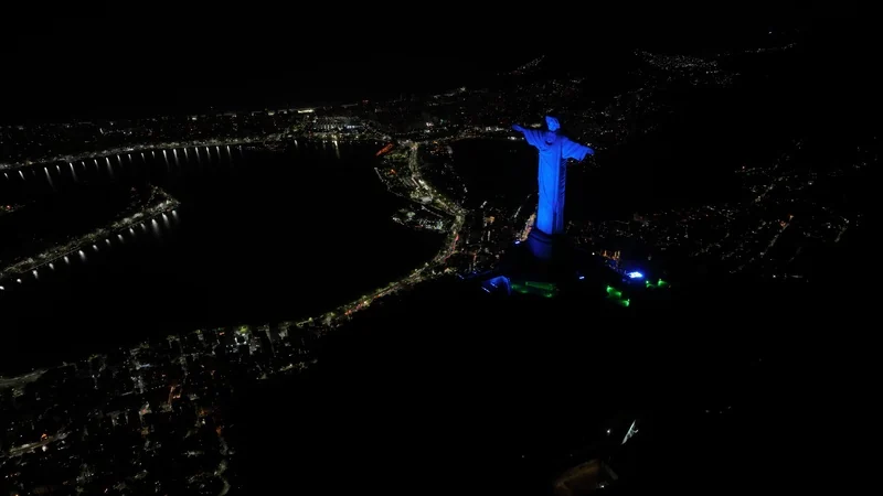 Pontos turísticos do Rio ganham luz azul pelos 10 anos do AquaRio