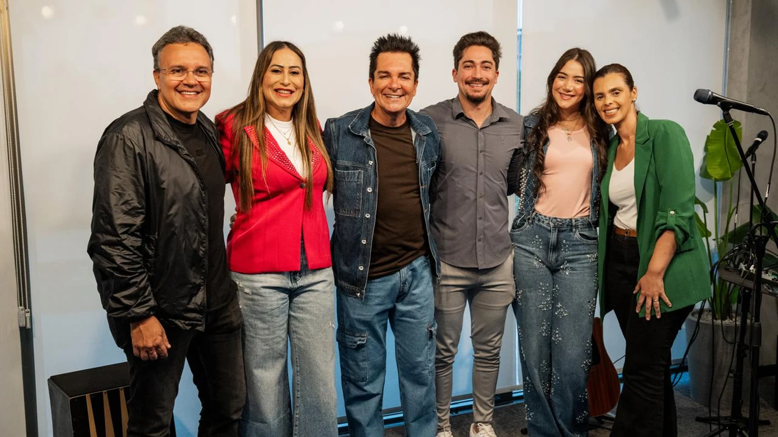 Régis Danese assina com a Universal Music e lança audiovisual inédito regis danese assina com a universal music e lanca audiovisual inedito featured