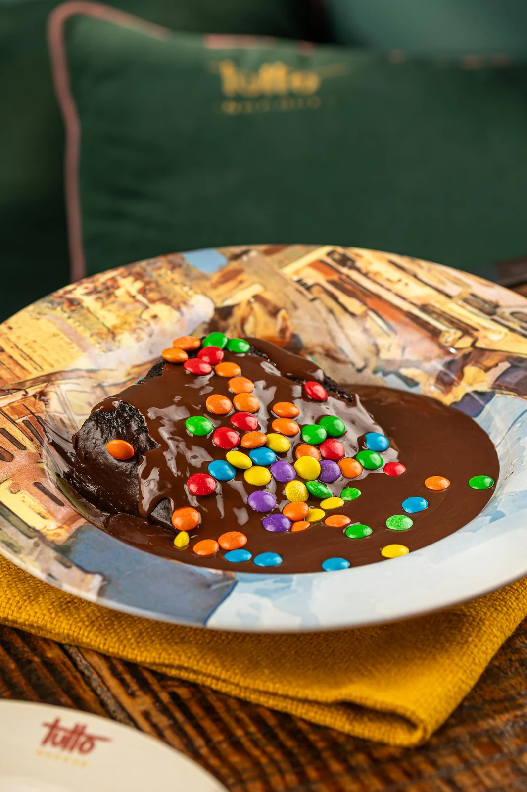 Sobremesa com cascata de chocolate vira brincadeira no Dia das Crianças