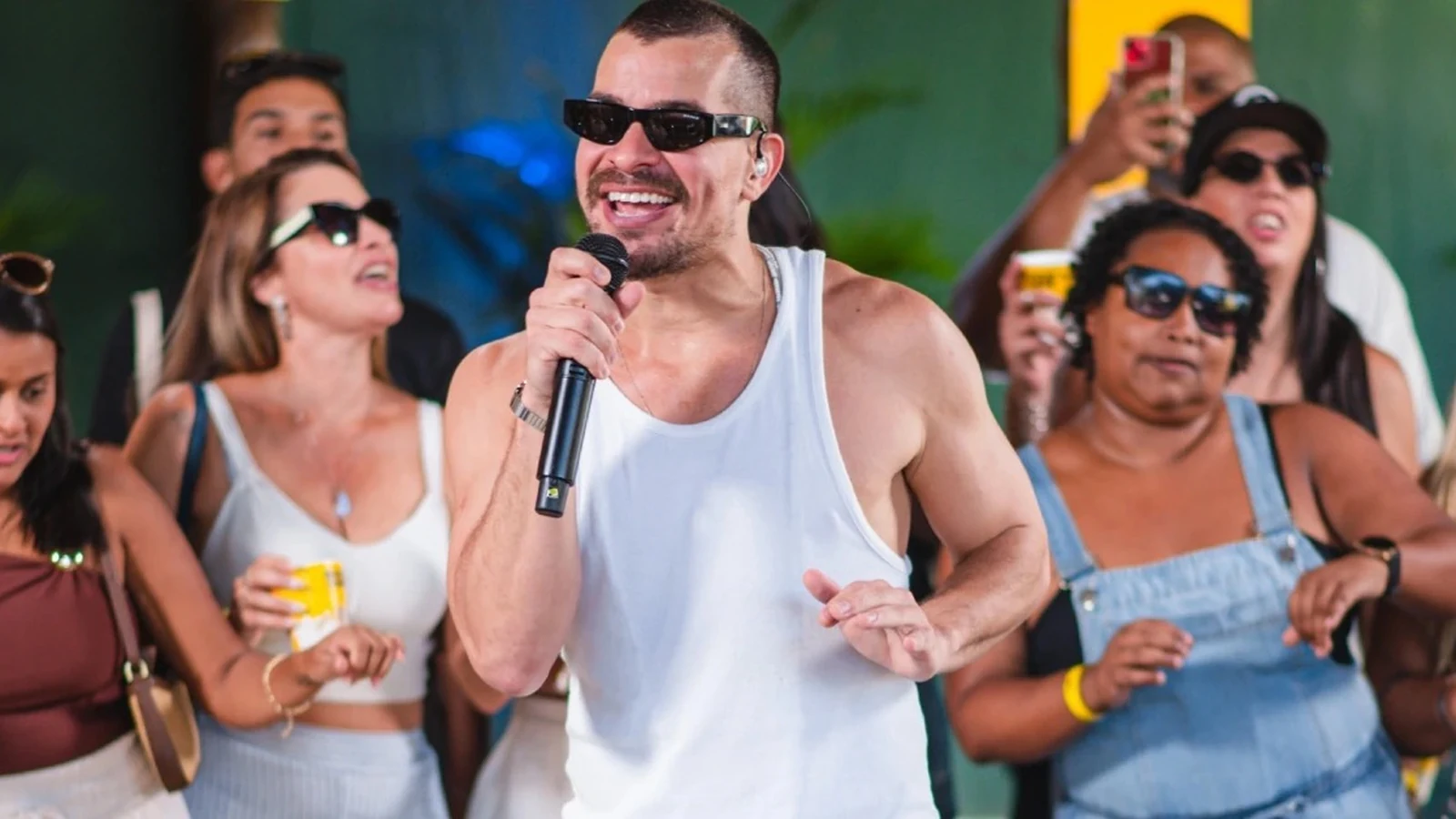 Thiago Martins comanda roda de samba no Shopping Metropolitano Barra thiago martins comanda roda de samba no shopping metropolitano barra featured