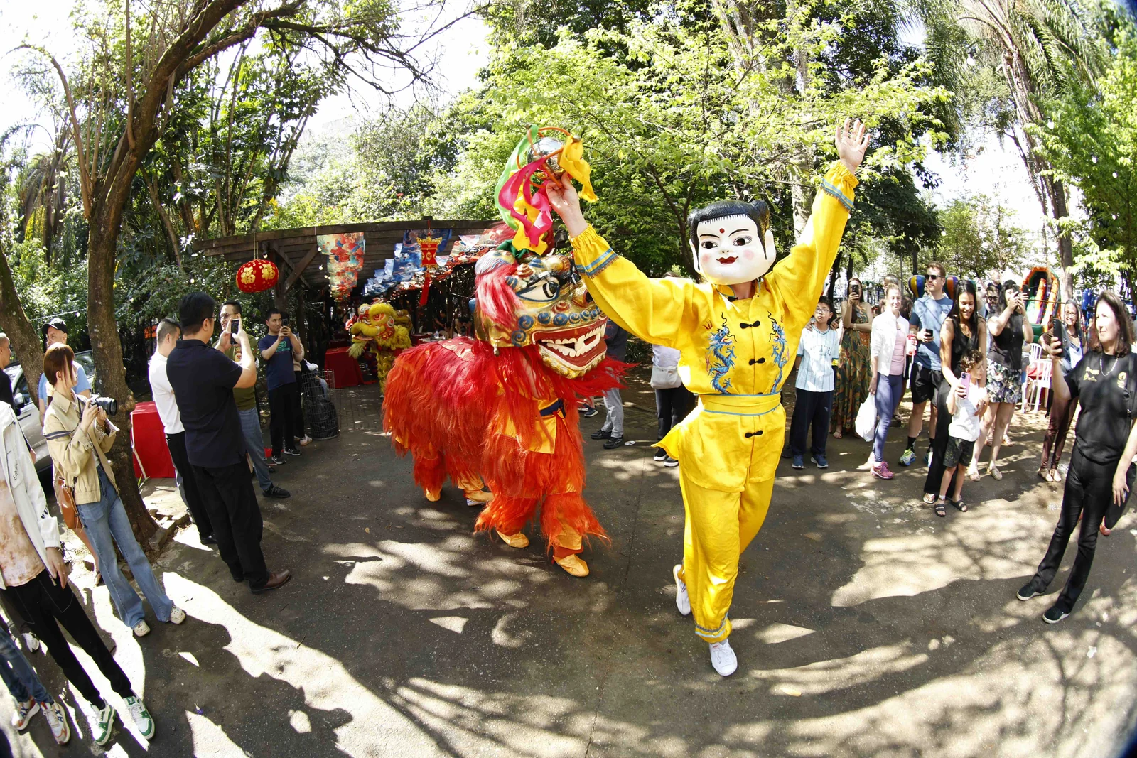 Tradição chinesa milenar toma conta do Brás com dragões e gastronomia